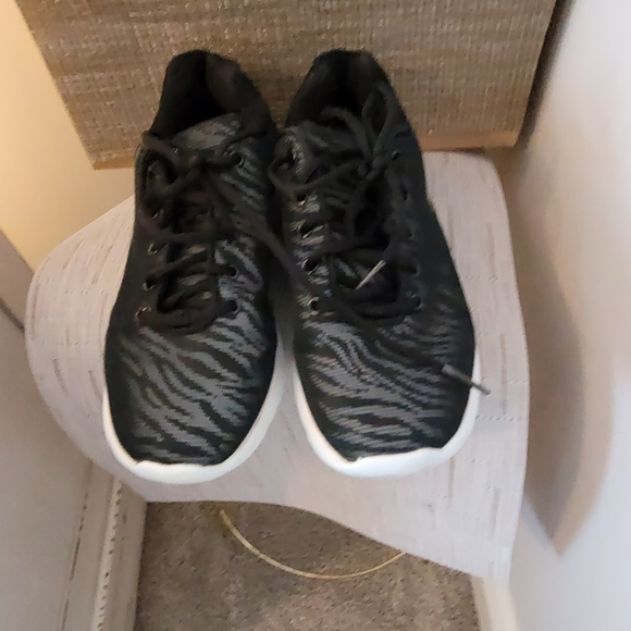 Barely worn fila tennis shoes - Picture 1 of 4